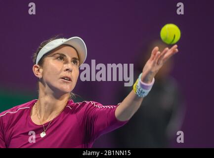 Doha, Katar. Februar 2020. Belinda Bencic von der Schweiz dient während des dritten Vorrundenspiels im Dameneinzel gegen Yulia Putintseva aus Kasachstan bei den WTA Katar Open 2020 in Doha, Katar, 26. Februar 2020. Kredit: Nikku/Xinhua/Alamy Live News Stockfoto