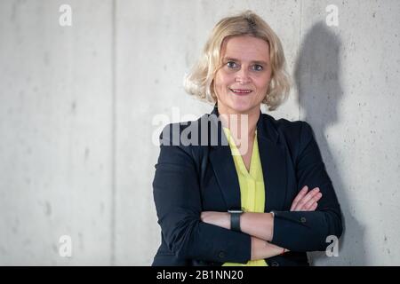 Nürnberg, Deutschland. Februar 2020. Auf der Museumsbaustelle steht die zukünftige Direktorin des Zukunftsmuseums Nürnberg, Marion Grether. Am 1. März tritt die 47-Jährige offiziell ihren neuen Posten in der Filiale Nürnberg des Deutschen Museums in München an. Credit: Daniel Karmann / dpa / Alamy Live News Stockfoto