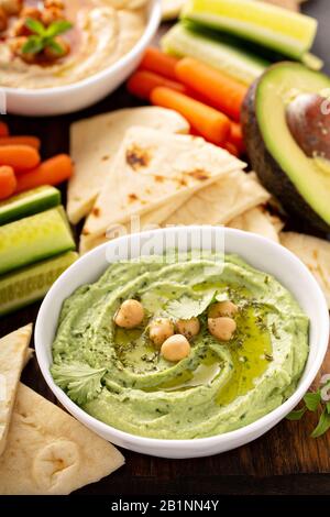 Hausgemachter Avocado cilantro Hummus Stockfoto