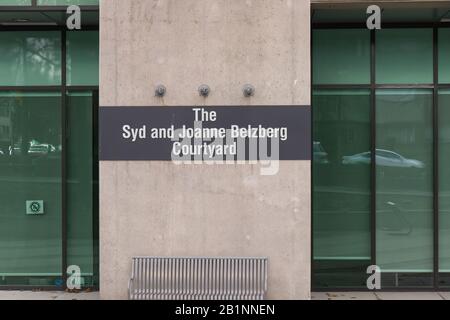 Vancouver, Kanada - 17. Februar 2020: Die Syd und Joanne Belzberg Courtyard bauen in der Innenstadt von Vancouver in der Nähe des Vancouver General Hospital Stockfoto