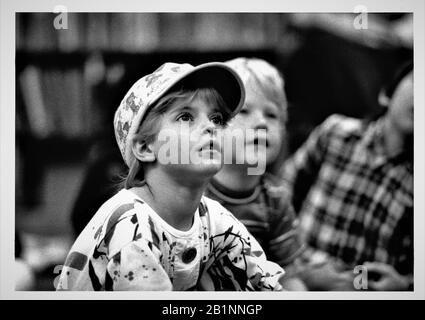 Junge Schüler hören Sprecher an ihrer Realschule Stockfoto