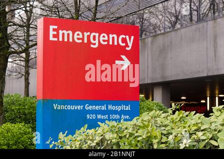 Vancouver, Kanada - 17. Februar 2020: Nahansicht des Notsignals des Vancouver General Hospital in Rot mit Richtungspfeil Stockfoto