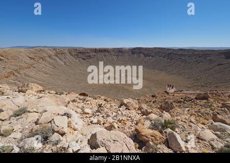 Meteor Crater in der Nähe von Winslow, Arizona am klaren wolkenlosen Sommernachmittag. Stockfoto