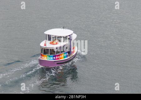 Vancouver, Kanada - 17. Februar 2020: Vancouver "Aquabus"-Boot bedient False Creek und Umgebung im Stadtzentrum von Vancouver Stockfoto