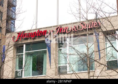 Vancouver, Kanada - 17. Februar 2020: Blick auf das Schild "Hampton Inn and Suites" in der Innenstadt von Vancouver Stockfoto