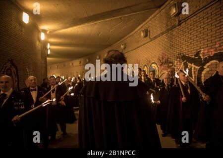 Mitglieder der Sardinenbruderschaft werden während der Prozession gesehen, wie sie Taschenlampen tragen. Die Sardinische Prozession, die in Madrid stattfindet, ist eine jahrhundertealte spanische Tradition, die durch ein Gemälde des spanischen Künstlers Francisco de Goya berühmt wurde, das "Die Bestattung der Sardine" genannt wird. Es markiert das Ende der Karnevalsfeiern und den Beginn der Fastenzeit 40 Tage vor Ostern. Es besteht aus einer Prozession, die eine Beerdigung parodiert, bei der eine symbolische Figur einer Sardine in ihrem Sarg verbrannt wird. Die Festlichkeit findet jeden Aschermittwochs statt und symbolisiert die Bestattung der Vergangenheit und der Wiedergeburt Stockfoto