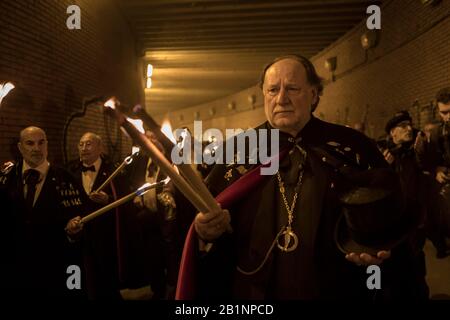 Mitglieder der Sardinenbruderschaft werden während der Prozession gesehen, wie sie Taschenlampen tragen. Die Sardinische Prozession, die in Madrid stattfindet, ist eine jahrhundertealte spanische Tradition, die durch ein Gemälde des spanischen Künstlers Francisco de Goya berühmt wurde, das "Die Bestattung der Sardine" genannt wird. Es markiert das Ende der Karnevalsfeiern und den Beginn der Fastenzeit 40 Tage vor Ostern. Es besteht aus einer Prozession, die eine Beerdigung parodiert, bei der eine symbolische Figur einer Sardine in ihrem Sarg verbrannt wird. Die Festlichkeit findet jeden Aschermittwochs statt und symbolisiert die Bestattung der Vergangenheit und der Wiedergeburt Stockfoto