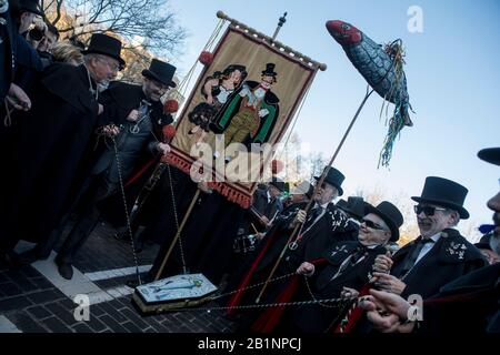 Die Bruderschaft der "Beerdigung der Sardine" trägt einen Sarg, der eine künstliche Sardine während der Bestattung der Sardine Prozession enthält. Die Sardinische Prozession, die in Madrid stattfindet, ist eine jahrhundertealte spanische Tradition, die durch ein Gemälde des spanischen Künstlers Francisco de Goya berühmt wurde, das "Die Bestattung der Sardine" genannt wird. Es markiert das Ende der Karnevalsfeiern und den Beginn der Fastenzeit 40 Tage vor Ostern. Es besteht aus einer Prozession, die eine Beerdigung parodiert, bei der eine symbolische Figur einer Sardine in ihrem Sarg verbrannt wird. Die Festlichkeit findet jeden Aschermittwochs und Symboliz statt Stockfoto