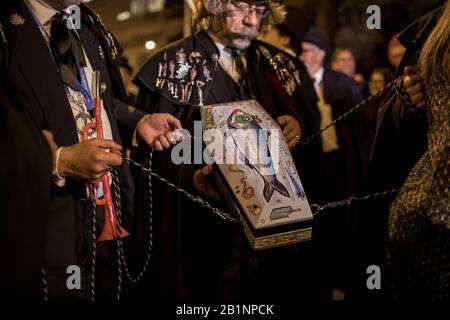 Sarg der Sardine, getragen von den Mitgliedern der Sardinenbruderschaft während der Prozession. Die Sardinische Prozession, die in Madrid stattfindet, ist eine jahrhundertealte spanische Tradition, die durch ein Gemälde des spanischen Künstlers Francisco de Goya berühmt wurde, das "Die Bestattung der Sardine" genannt wird. Es markiert das Ende der Karnevalsfeiern und den Beginn der Fastenzeit 40 Tage vor Ostern. Es besteht aus einer Prozession, die eine Beerdigung parodiert, bei der eine symbolische Figur einer Sardine in ihrem Sarg verbrannt wird. Die Festlichkeit findet jeden Aschermittwochs statt und symbolisiert die Bestattung der Vergangenheit und des Rebirts Stockfoto