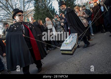 Die Bruderschaft der "Beerdigung der Sardine" trägt einen Sarg, der eine künstliche Sardine während der Bestattung der Sardine Prozession enthält. Die Sardinische Prozession, die in Madrid stattfindet, ist eine jahrhundertealte spanische Tradition, die durch ein Gemälde des spanischen Künstlers Francisco de Goya berühmt wurde, das "Die Bestattung der Sardine" genannt wird. Es markiert das Ende der Karnevalsfeiern und den Beginn der Fastenzeit 40 Tage vor Ostern. Es besteht aus einer Prozession, die eine Beerdigung parodiert, bei der eine symbolische Figur einer Sardine in ihrem Sarg verbrannt wird. Die Festlichkeit findet jeden Aschermittwochs und Symboliz statt Stockfoto
