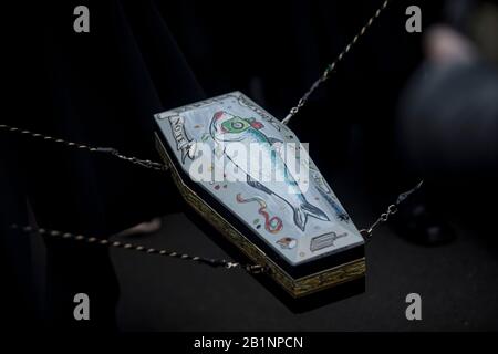 Sarg der Sardine, getragen von den Mitgliedern Der Beerdigung der Sardine Brotherhood. Die Sardinische Prozession, die in Madrid stattfindet, ist eine jahrhundertealte spanische Tradition, die durch ein Gemälde des spanischen Künstlers Francisco de Goya berühmt wurde, das "Die Bestattung der Sardine" genannt wird. Es markiert das Ende der Karnevalsfeiern und den Beginn der Fastenzeit 40 Tage vor Ostern. Es besteht aus einer Prozession, die eine Beerdigung parodiert, bei der eine symbolische Figur einer Sardine in ihrem Sarg verbrannt wird. Die Festlichkeit findet jeden Aschermittwochs statt und symbolisiert die Bestattung der Vergangenheit und die Wiedergeburt der Gesellschaft. Stockfoto