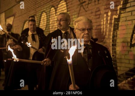 Mitglieder der Sardinenbruderschaft werden während der Prozession gesehen, wie sie Taschenlampen tragen. Die Sardinische Prozession, die in Madrid stattfindet, ist eine jahrhundertealte spanische Tradition, die durch ein Gemälde des spanischen Künstlers Francisco de Goya berühmt wurde, das "Die Bestattung der Sardine" genannt wird. Es markiert das Ende der Karnevalsfeiern und den Beginn der Fastenzeit 40 Tage vor Ostern. Es besteht aus einer Prozession, die eine Beerdigung parodiert, bei der eine symbolische Figur einer Sardine in ihrem Sarg verbrannt wird. Die Festlichkeit findet jeden Aschermittwochs statt und symbolisiert die Bestattung der Vergangenheit und der Wiedergeburt Stockfoto