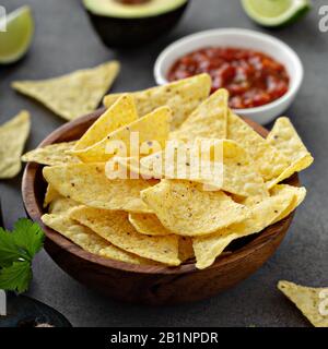 Tortilla-Chips in einer Schüssel mit Salsa Stockfoto