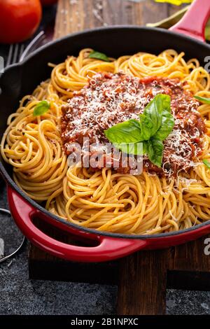 Spaghetti Bolognese in einer Gusseisenpfanne Stockfoto