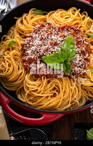 Spaghetti Bolognese in einer Gusseisenpfanne Stockfoto