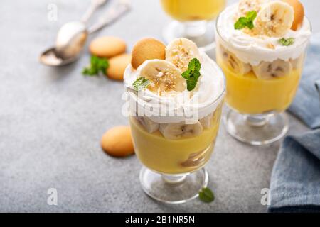 Bananenpudding in kleinen Gläsern Stockfoto