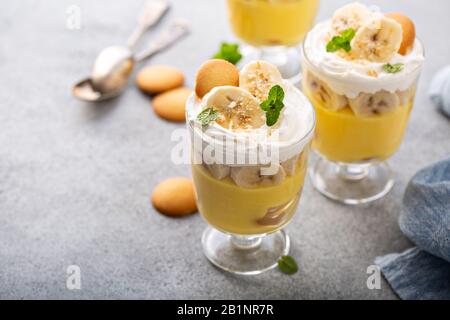 Bananenpudding in kleinen Gläsern Stockfoto