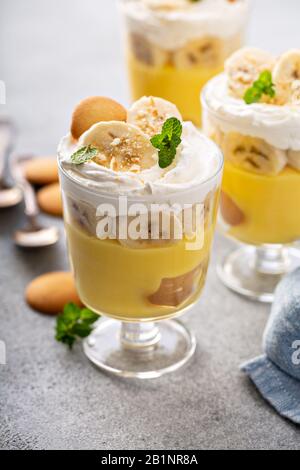 Bananenpudding in kleinen Gläsern Stockfoto