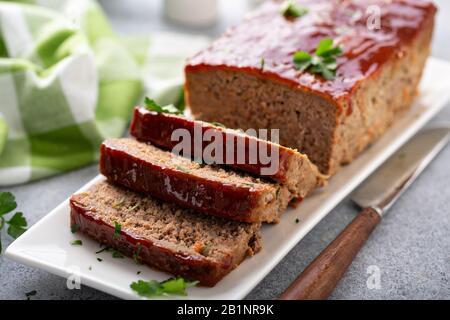 Meatloaf mit würziger Glasur Stockfoto