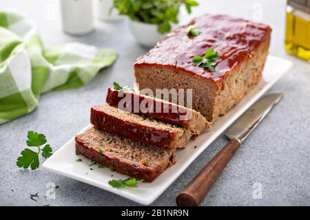 Meatloaf mit würziger Glasur Stockfoto