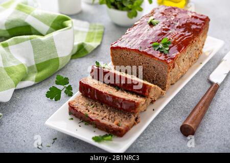 Meatloaf mit würziger Glasur Stockfoto