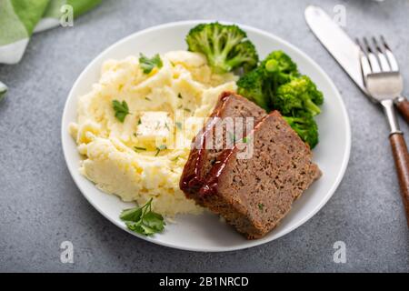 Meatloaf mit würziger Glasur Stockfoto