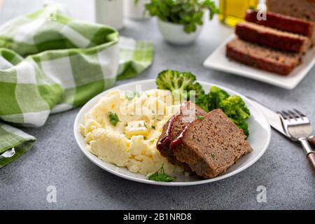 Meatloaf mit würziger Glasur Stockfoto