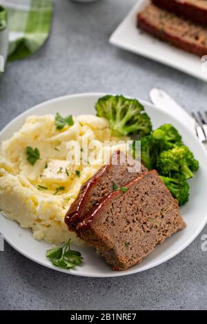 Meatloaf mit würziger Glasur Stockfoto