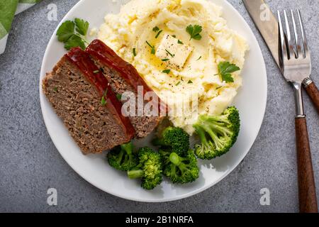 Meatloaf mit würziger Glasur Stockfoto