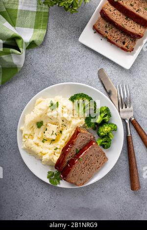 Meatloaf mit würziger Glasur Stockfoto