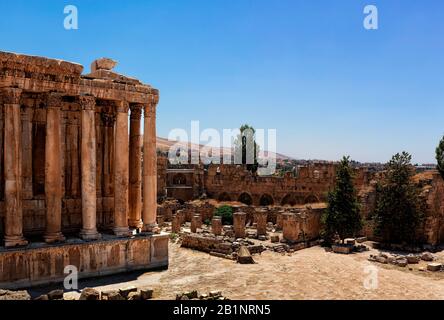 Blick auf den römischen Bacchus-Tempel und die moderne Stadt Baalbek vom UNESCO-Weltkulturerbe Libanon. Größter Satz römischer Ruinen außerhalb Roms. Stockfoto