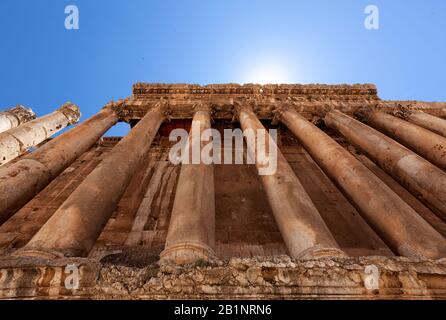 Ungewöhnlicher Blick auf die Fassade des römischen Bacchus-Tempels, dem UNESCO-Weltkulturerbe Baalbek, Libanon. Größter Satz römischer Ruinen außerhalb Roms. Stockfoto