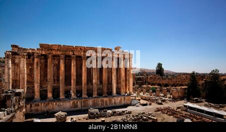 Blick auf den römischen Bacchus-Tempel und die moderne Stadt Baalbek vom UNESCO-Weltkulturerbe Libanon. Größter Satz römischer Ruinen außerhalb Roms. Stockfoto