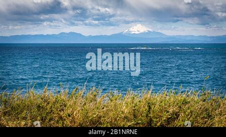 Ein Blick auf die Bucht von Sagami, mit dem Berg Fuji im Hintergrund, von der Miura-Halbinsel aus gesehen. Stockfoto