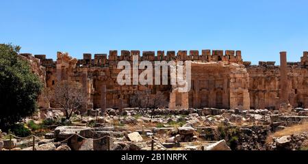 Außenwand des großen Hofs des Jupitertempels, UNESCO-Weltkulturerbe, Baalbek, Libanon. Kehlensatz mit römischen Ruinen außerhalb Roms. Stockfoto