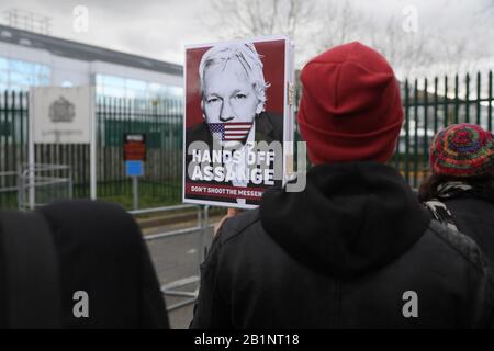 Peking, Großbritannien. Februar 2020. Demonstranten stehen vor dem Woolwich Crown Court und fordern die Freilassung des WikiLeaks-Gründers Julian Assange in London, Großbritannien, am 26. Februar 2020. Ein Gericht in London hat am Montag eine juristische Anhörung eingeleitet, um zu entscheiden, ob der WikiLeaks-Gründer Julian Assange an die Vereinigten Staaten ausgeliefert werden soll. Kredit: Tim Ireland/Xinhua/Alamy Live News Stockfoto