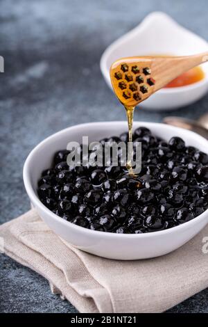 Tapioka-Perlen für Blasentee Stockfoto