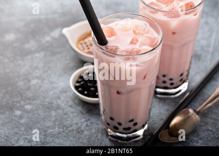 Hausgemachter Erdbeermilchblasentee Stockfoto