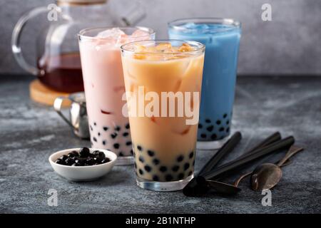 Verschiedene Milchblasentee in hohen Gläsern Stockfoto