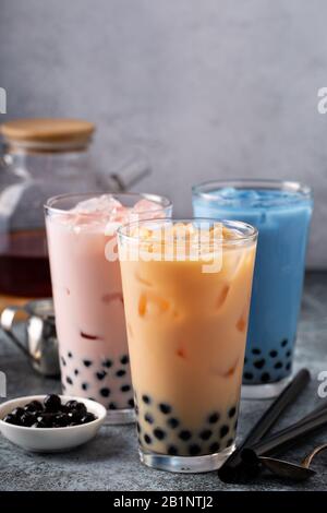 Verschiedene Milchblasentee in hohen Gläsern Stockfoto