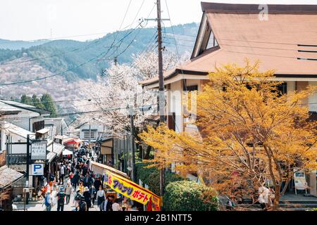 Nara, Japan - 7. April 2019 : Festival der Kirschblüten in Yoshino, Lebensmittelstraße Stockfoto