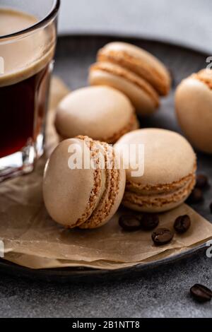 Kaffee- oder Schokoladenmakarone auf einem Tablett Stockfoto