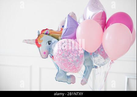 Bunte Ballons mit einem großen Folienkugel in Form eines Einhorns Stockfoto