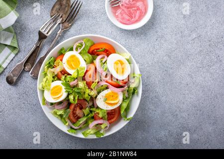 Frühlingssalat mit gekochten Eiern Stockfoto