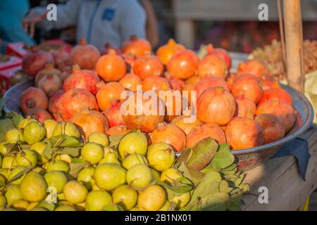 Frische Granatapfel und Guava werden auf dem Markt angezeigt Stockfoto