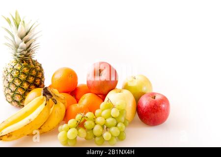 Eine große Auswahl an Früchten, die auf weißem Hintergrund geschossen wurden Stockfoto