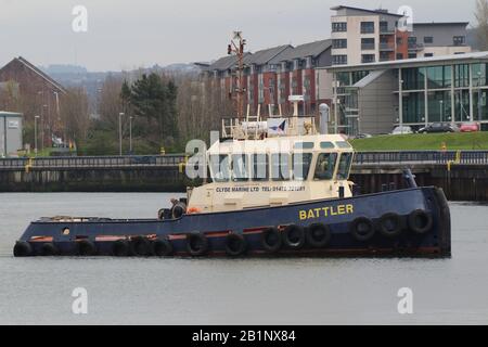 Battler, ein von Clyde Marine Services betriebenes Schlepper von Damen Stan aus dem Jahr 1906, das zu seinem Stützpunkt am Victoria Harbour in Greenock, Inverclyde, zurückkehrt. Stockfoto