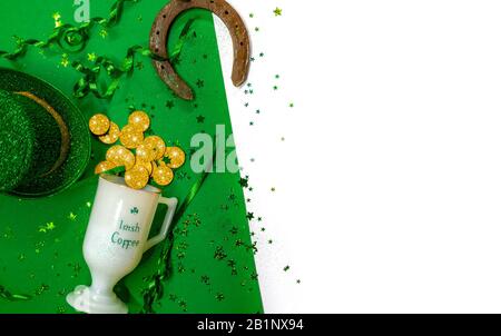 Saint Patricks Day Flay Lay Bannerbild mit Goldmünzen, Leprechauns Hut und anderen Dekorationen - Feiertage und Feiern kokept Bild mit Kopie Stockfoto