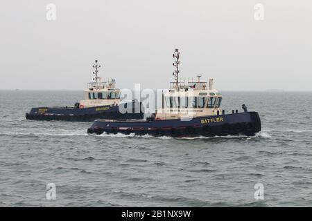 Bruiser und Battler, beide Damen-Stan-Schlepper, die von Clyde Marine Services betrieben werden, kehren zu ihrem Stützpunkt im Victoria Harbour in Greenock, Inverclyde zurück. Stockfoto