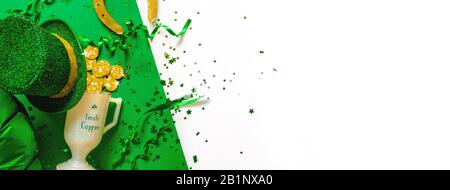 Saint Patricks Day Flay Lay Bannerbild mit Goldmünzen, Leprechauns Hut und anderen Dekorationen - Feiertage und Feiern kokept Bild mit Kopie Stockfoto